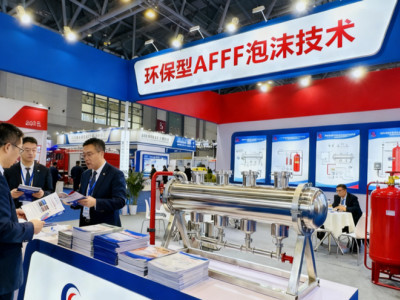 Démonstration de la synergie entre la mousse anti-incendie AFFF et les systèmes intelligents de lutte contre l'incendie lors du salon Fire Expo 2025.